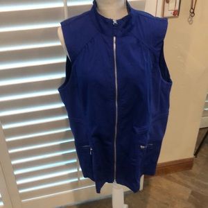 Chico’s z energy vest. Zipper closure. 2 pockets. Interior drawstring.